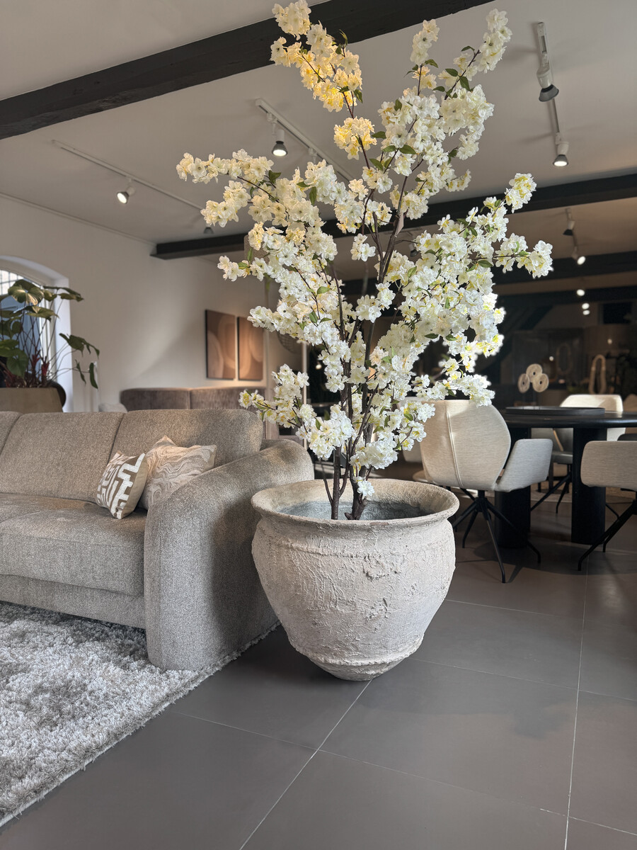 Bloesemboom in ethnische mand