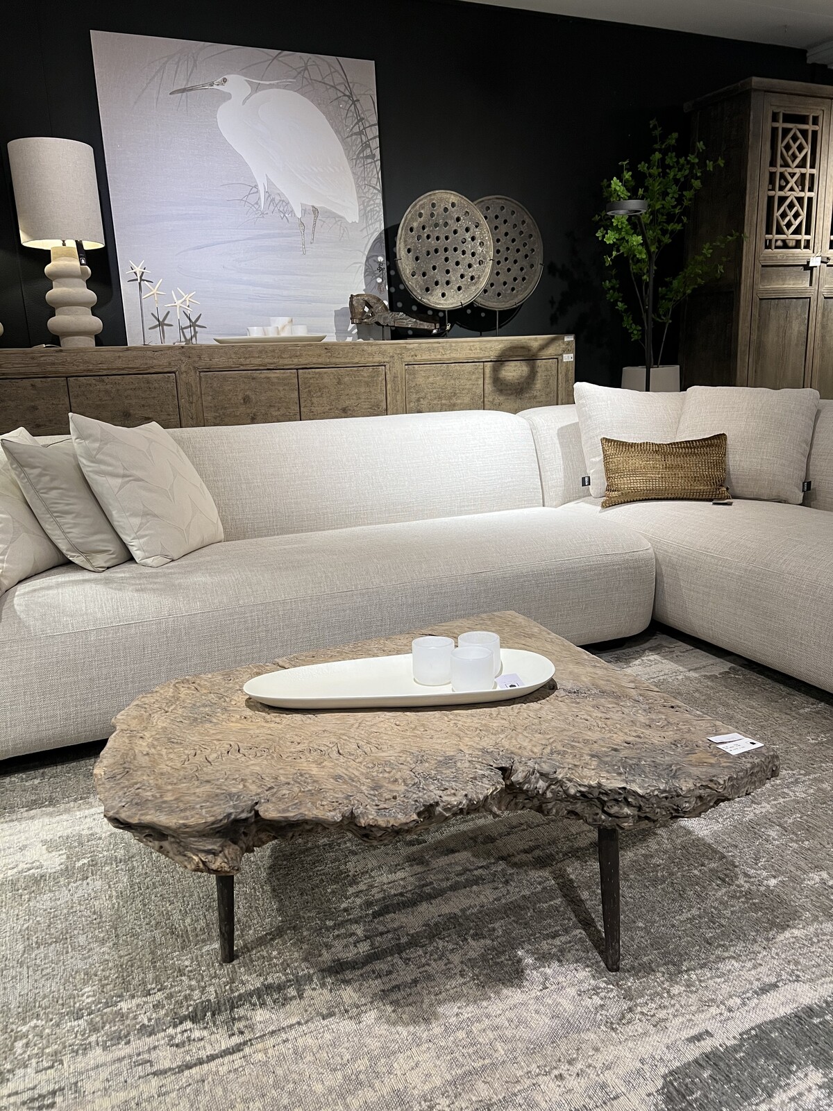 Oude salontafel van wortelhout 