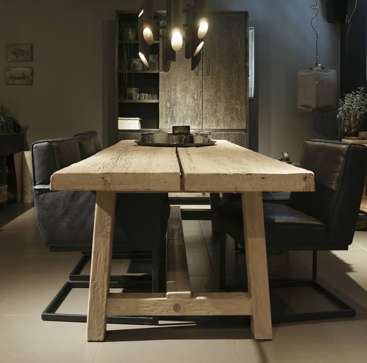 olm hout met trapezium poten Tafels - Collectie - Looiershuis