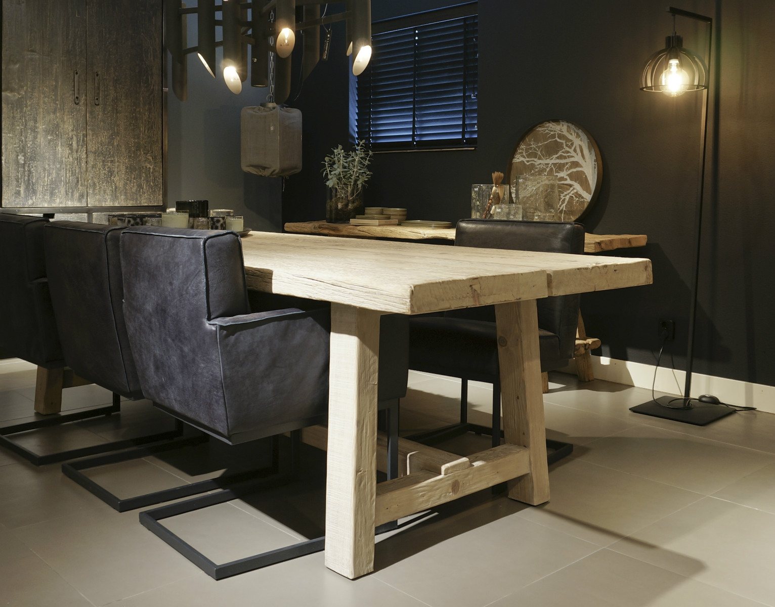 Onregelmatigheden Concreet blaas gat Robuuste tafel olm hout met trapezium poten - Tafels - Collectie -  Looiershuis