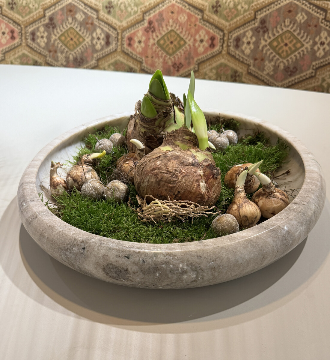 Schaal van keramiek inclusief deco