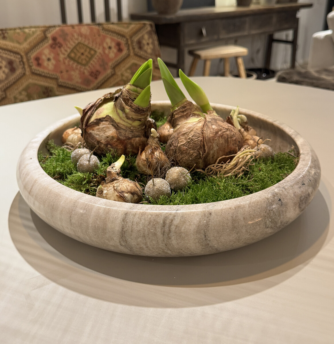 Schaal van keramiek inclusief deco