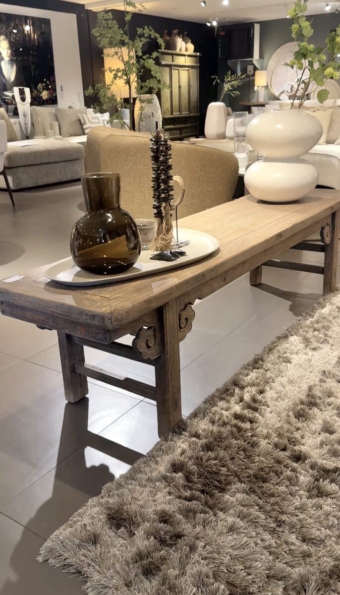 Tafel met bijzonder houtsnijwerk van wolken ornamenten