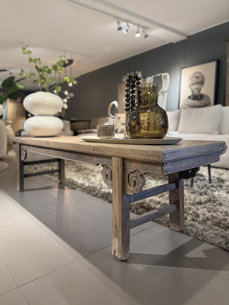 Tafel met bijzonder houtsnijwerk van wolken ornamenten