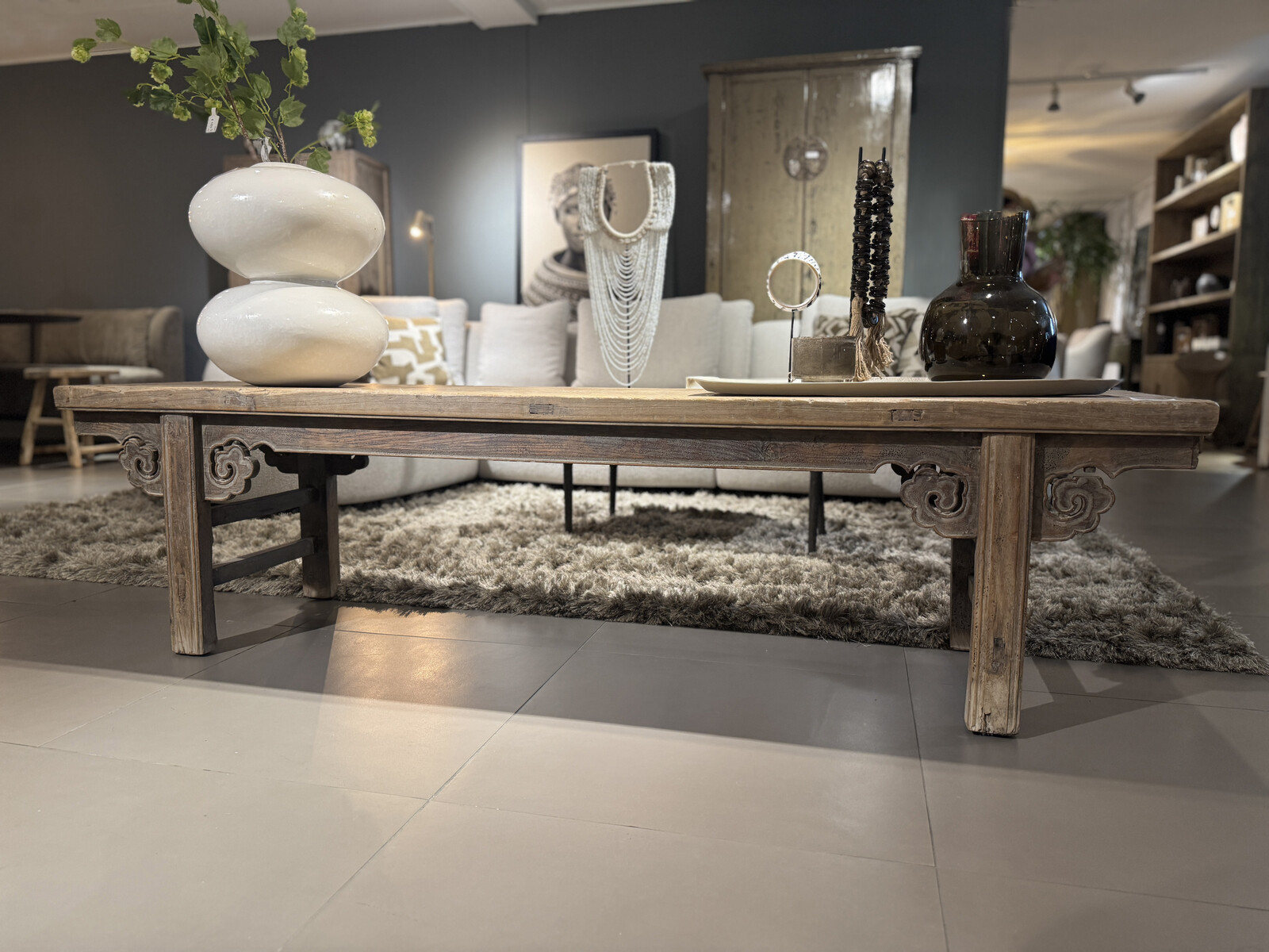 Tafel met bijzonder houtsnijwerk van wolken ornamenten