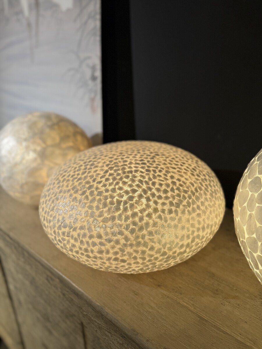 Tafellamp ufo gemaakt van schelpen 