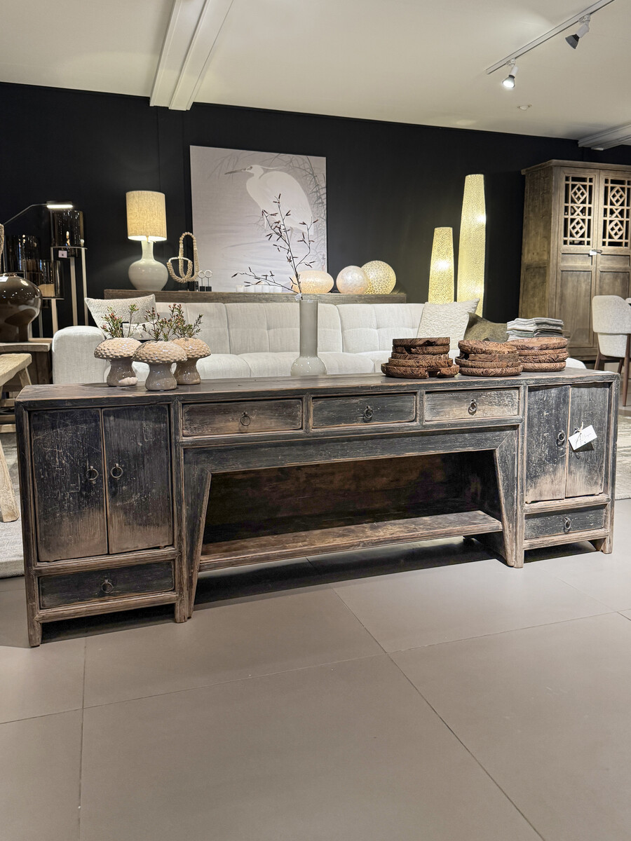 Uniek laag dressoir in verweerde zwarte lak