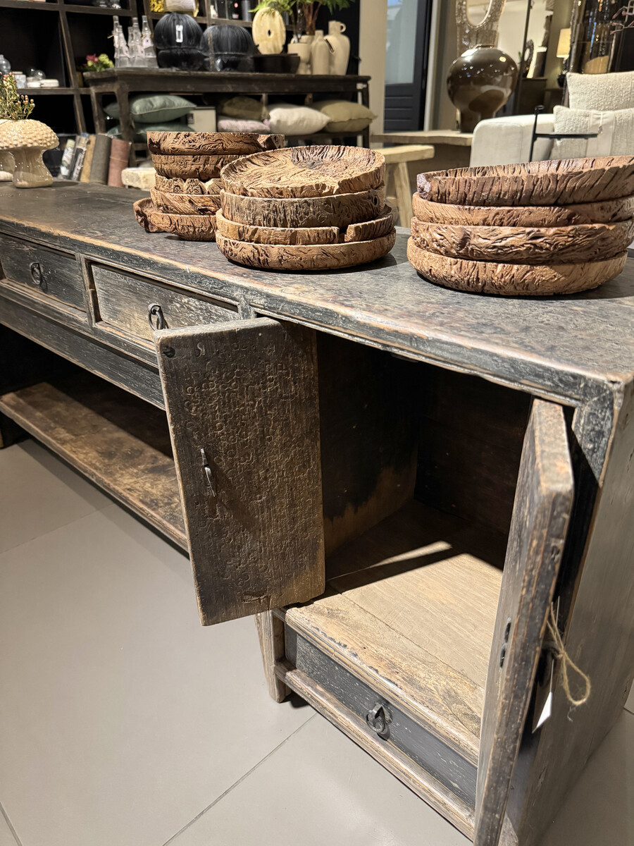 Uniek laag dressoir in verweerde zwarte lak