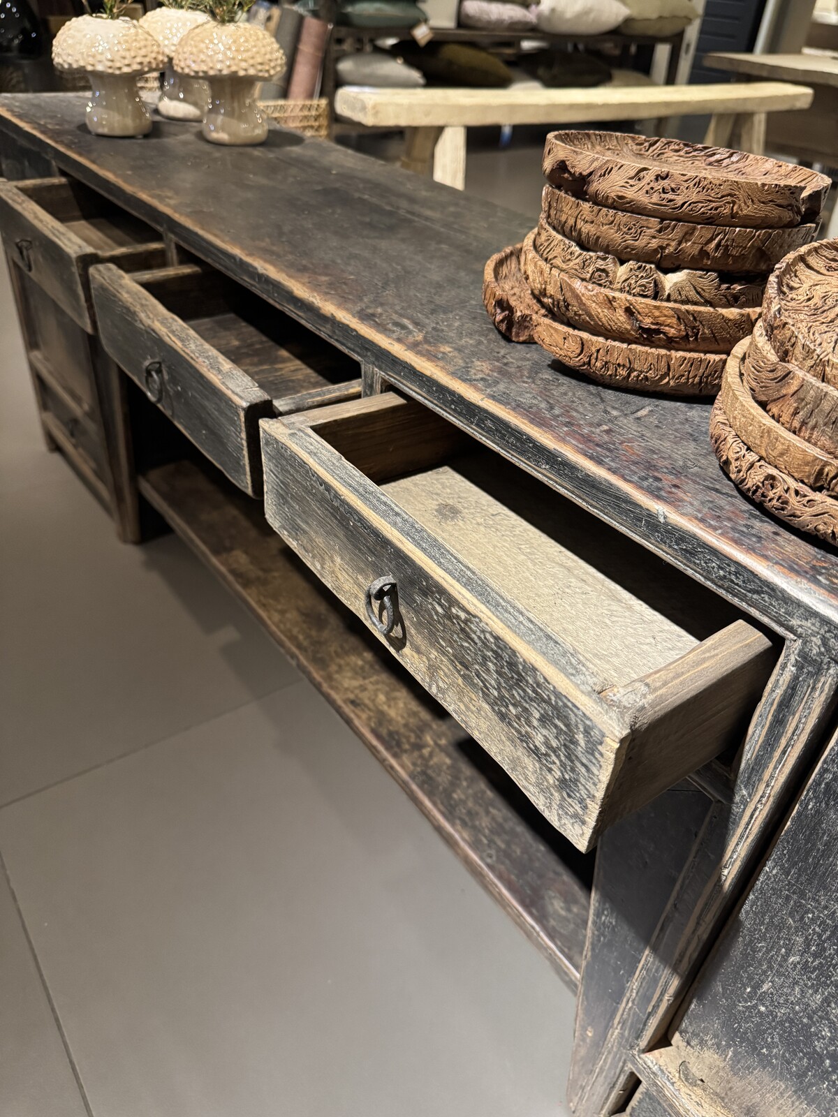 Uniek laag dressoir in verweerde zwarte lak