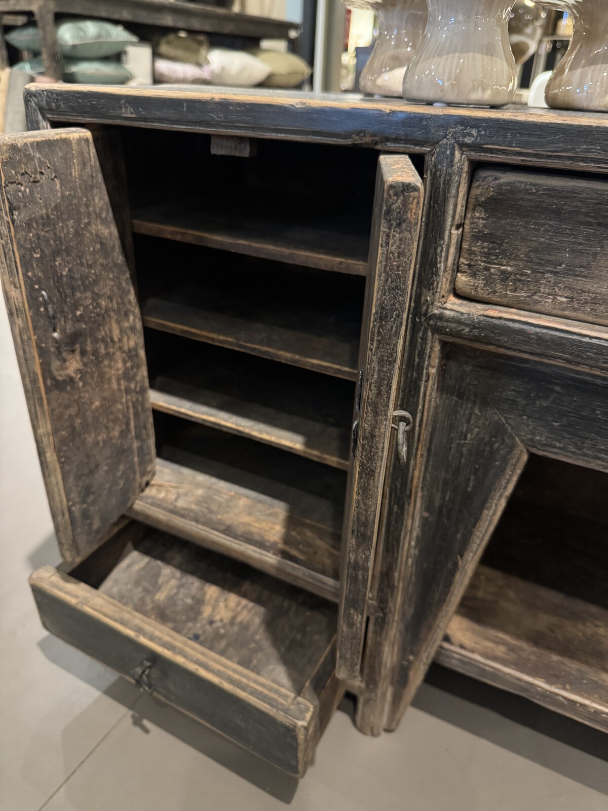 Uniek laag dressoir in verweerde zwarte lak