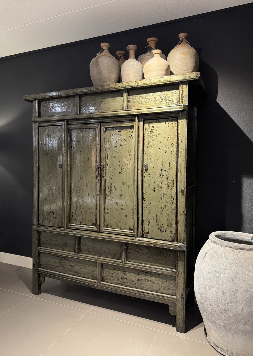 Unieke Chinese kast met jade groene verweerde lak