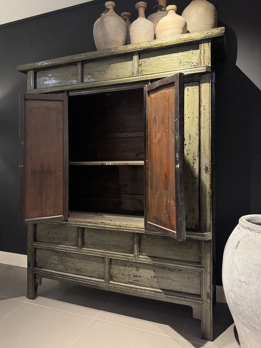 Unieke Chinese kast met jade groene verweerde lak
