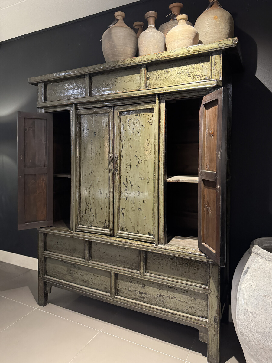 Unieke Chinese kast met jade groene verweerde lak